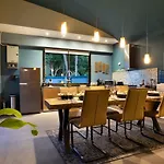 Villa Baan Suaan Kluay Mai